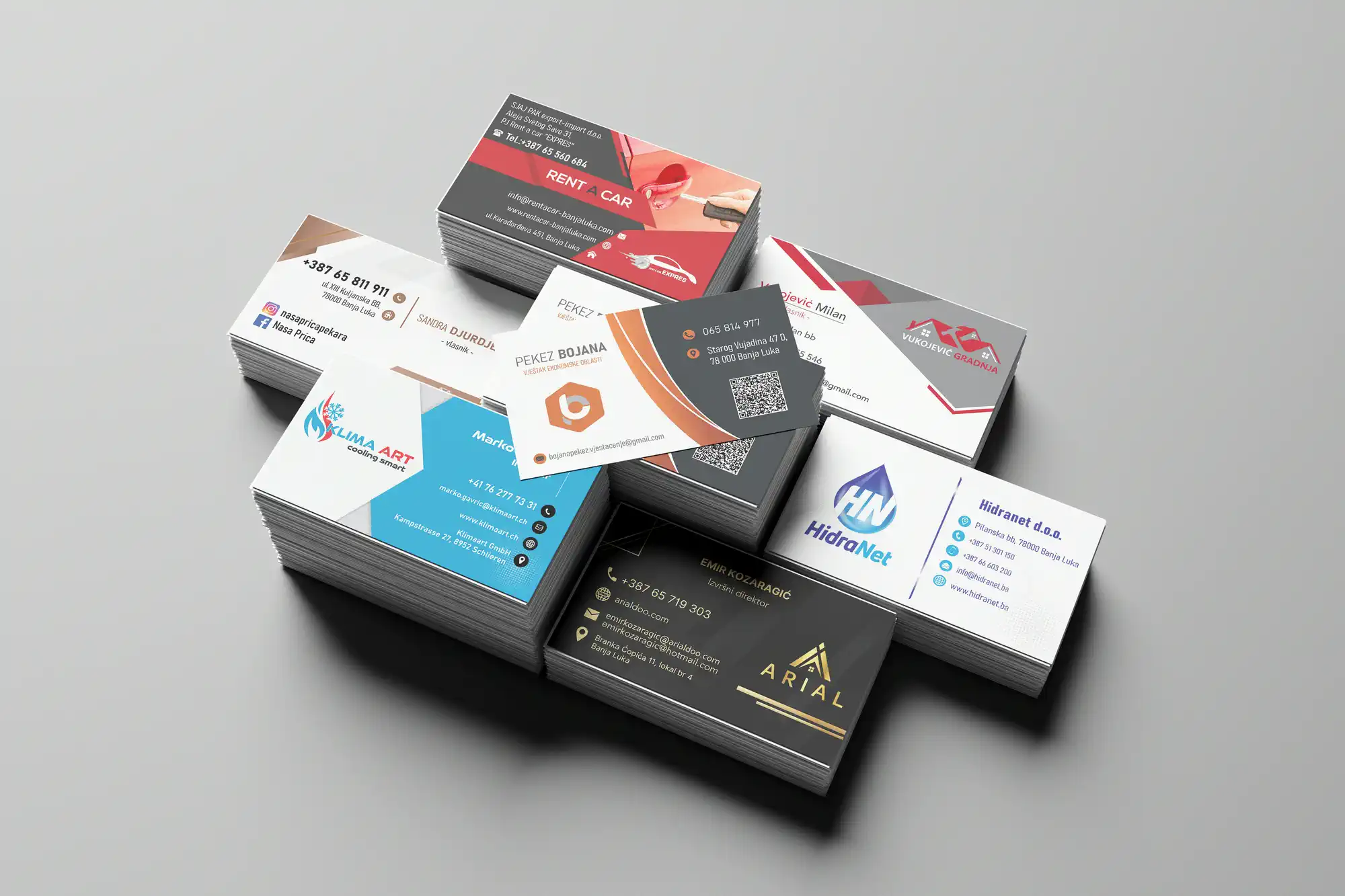 Štampane vizit karte različitih dizajna složene u više setova